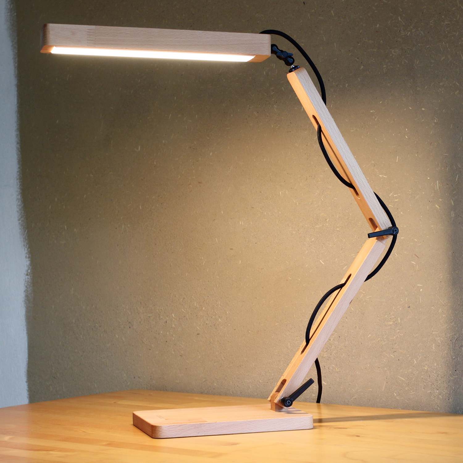 Vollspektrum Tageslichtlampe "Pivo" für den Schreibtisch|Büro|Homeoffice, Massivholz Buche|Eiche, handgefertigt