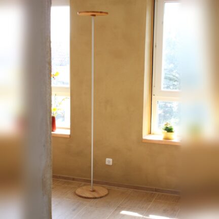 Vollspektrum Deckenfluter Cielo aus gefrästem Massivholz mit 4500 Lumen SunLike LEDs und Tuneable White