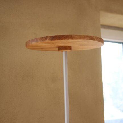 Detailansicht des präzise aus Massivholz gefrästen Leuchtenkopfes (Durchmesser 32,8 cm) der Stehlampe Cielo